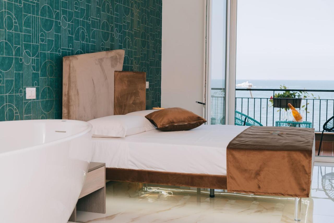 Frontemare Suite Кастелламмаре-ди-Стабия Экстерьер фото